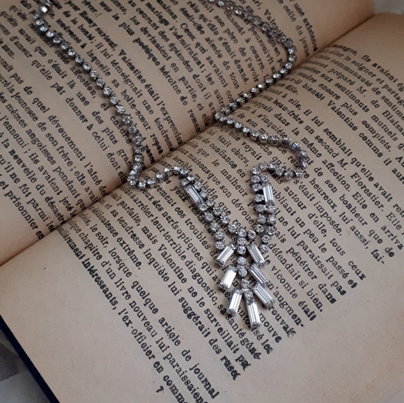 Vintage silver tone, clear rhinestones short lengt - Picture 3 of 10